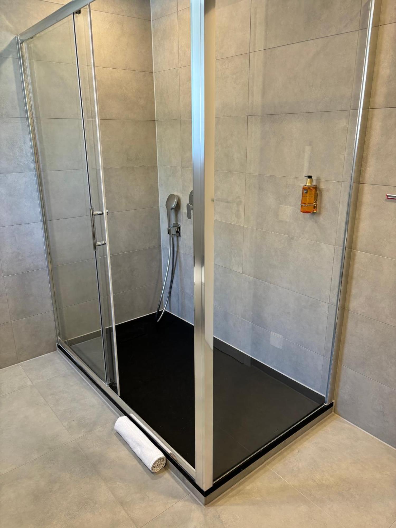 Gesamte Wohnung, Kueche, Parkplatz, Terrasse *
