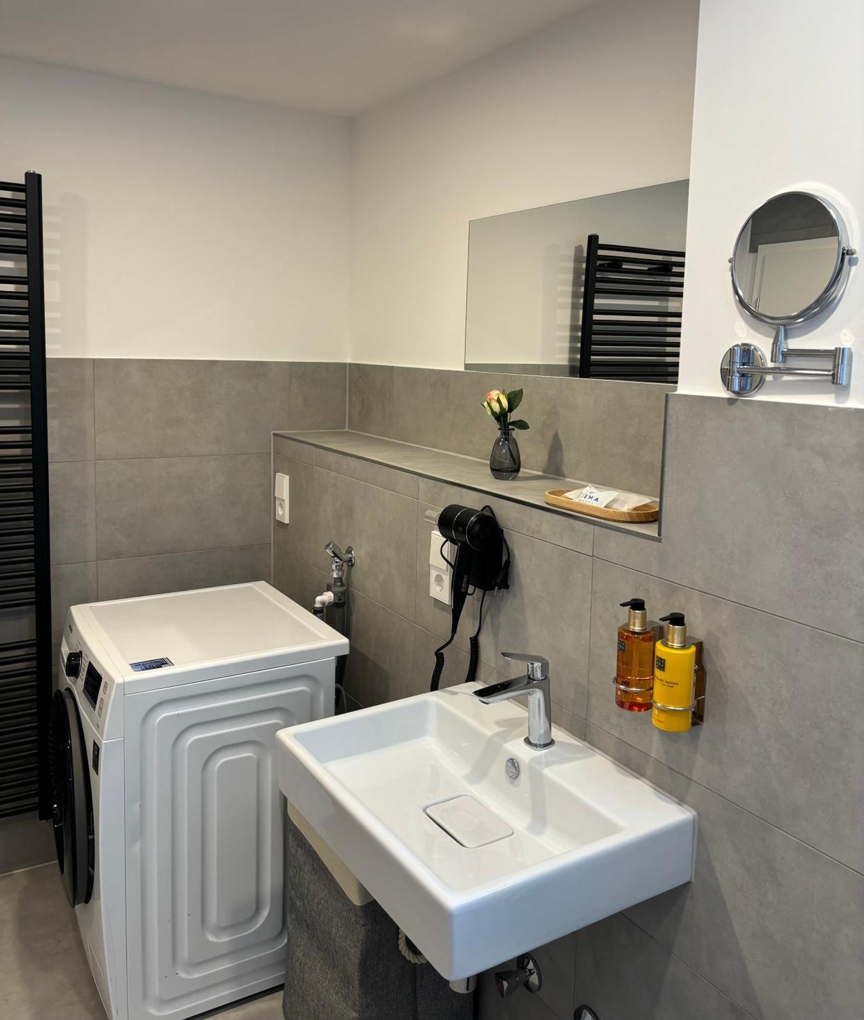 Apartment Gesamte Wohnung, Kueche, Parkplatz, Terrasse *
