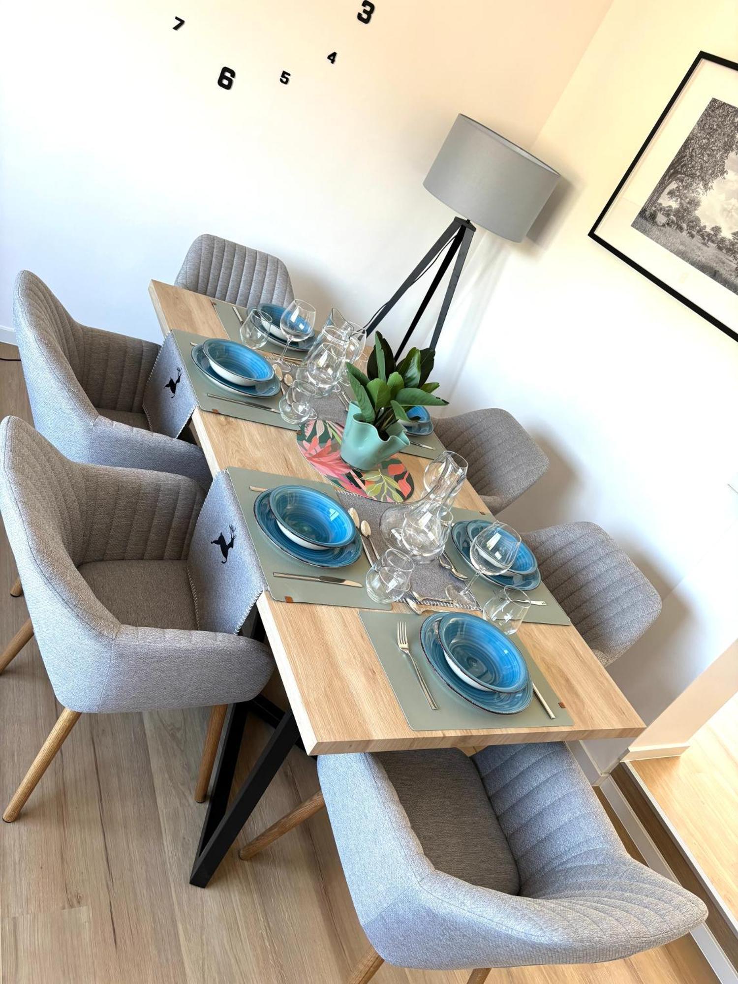 Gesamte Wohnung, Kueche, Parkplatz, Terrasse *